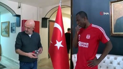 yildiz futbolcu - Sivasspor’un yıldızı Kone’yi mutlu eden hediye  Videosu