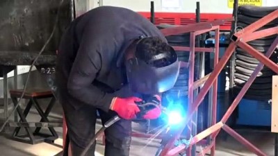 hayvan sevgisi - Van'da öğrenciler sokaktaki köpekler için kulübe yaptı  Videosu