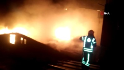 cati kati -  Ataşehir’de 4 katlı bir binanın çatı katında yangın çıktı Videosu