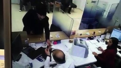 banka soygunu - Avcılar'da banka soyan kişi polise teslim oldu - İSTANBUL Videosu
