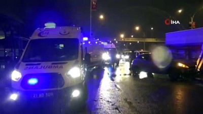  Diyarbakır'da otomobil orta refüje çarptı: 5 yaralı