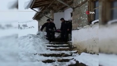  Jandarma ekipleri yoğun kar ve tipide rahatsızlanan vatandaşı 2 kilometre sedye ile taşıdı 