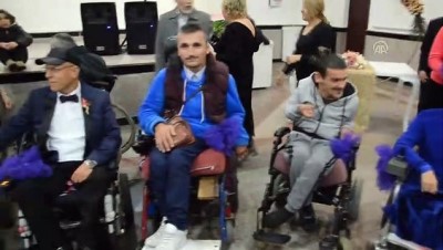 engelli cift - Engelli araçlarının tamiri sırasında tanışan çift dünyaevine girdi - KOCAELİ  Videosu