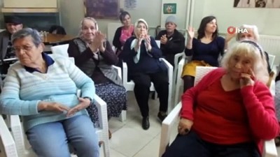 yilbasi kutlamasi -  Huzurevinde kalan yaşlılar için sazlı sözlü erken yılbaşı kutlaması  Videosu