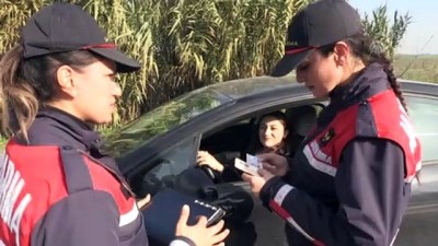 jandarma astsubay - Jandarmanın kadın 'hızırları' trafikte göz açtırmıyor - İZMİR  Videosu