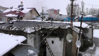 yoresel mimari - Tunceli'de toprak damlı evlerde yaşayanların karla mücadelesi  Videosu