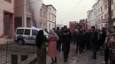 yangin yeri - Ateşe verdiği evde kendisini odaya kilitleyen kişiyi polis kurtardı - KAYSERİ Videosu