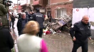 yasli kadin -  İnanılmaz kurtuluş...İkinci kattaki çıktığı balkon çökünce molozların arasında kalan kadının burnu bile kanamadı  Videosu