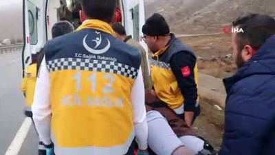 saglik ekibi -  Şarampole devrilen otomobil hurdaya döndü: 4 yaralı  Videosu