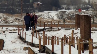 mezar taslari -  Tarihi Selçuk Mezarlığı'nda kartpostallık görüntüler  Videosu