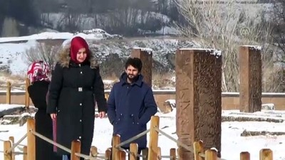 mezar taslari - Tarihi Selçuklu Mezarlığı beyaza büründü - BİTLİS  Videosu