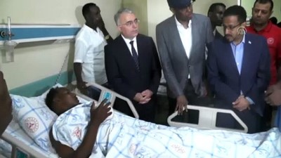 bombali saldiri - Türkiye'nin Mogadişu Büyükelçisi Yılmaz Somali'deki bombalı saldırıda yaralananları ziyaret etti  Videosu