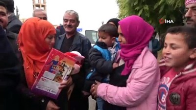 fedakarlik -  - AK Partili başkanlar Telabyad’a çıkarma yaptı
- AK Partili başkanlar Telabyad'ta çocuklara oyuncak, ailelere ise yardım kolisi  Videosu