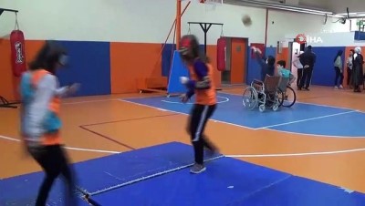 engelli ogrenciler -  Göz bandı taktılar, tekerlekli sandalyeye bindiler engelli arkadaşlarının dünyasına şahit oldular  Videosu