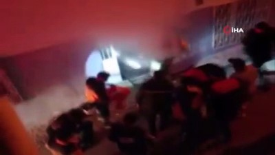 itfaiye eri -  İzmir’de alevlerin arasında kalan genç kadını itfaiye eri kurtardı  Videosu