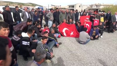 karayollari -  Kavşak isteyen köylüler yolda oturma eylemi yaptı Videosu