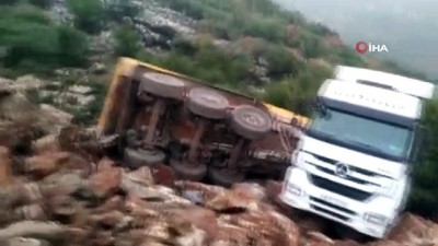 kaygan zemin -  Kontrolden çıkan hafriyat kamyonu şarampole devrildi  Videosu