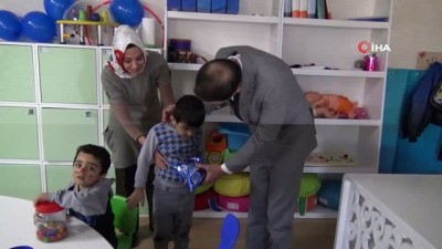 engelli aday -  MHP Diyarbakır il Başkanı Kayaalp, engelli miniklere oyuncak dağıttı  Videosu