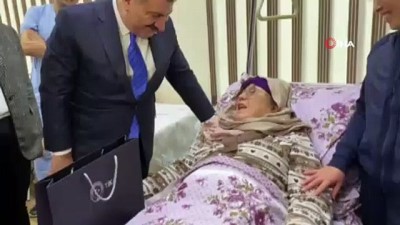 yasli kadin -  - Sağlık Bakanı Koca, Özbekistan'da
- Özbek hastadan Koca'ya teşekkür  Videosu