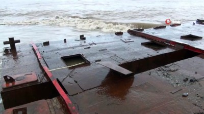  Antalya’da dev demir platform sahile vurdu 