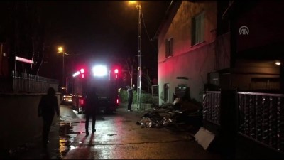 Beykoz'da 2 katlı evin çatısı uçtu - İSTANBUL