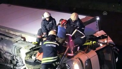 dere yatagi - Düzce'de dereye devrilen kamyonda sıkışan sürücü kurtarıldı  Videosu