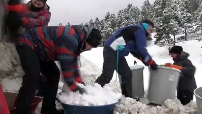 kar yiginlari - Kars'ta yapılan 'kardan şehit heykelleri' için hummalı çalışma başlatıldı  Videosu