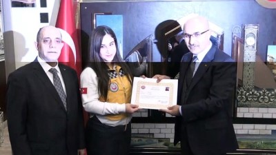 kucuk kiz - Yangından kurtarılan çocuğa kendi çoraplarını giydiren sağlıkçıya takdirname - ADANA Videosu