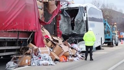 yolcu otobusu - Yolcu otobüsü ile tır çarpıştı: 22 yaralı (2) - ÇANKIRI  Videosu