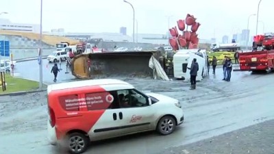 Başakşehir'de kamyon devrildi - İSTANBUL 