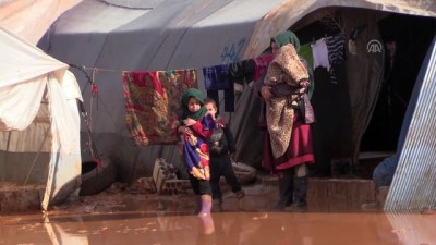 İdlib'de su ve çamur altında kalan kamp, yardım bekliyor - (DRON) 