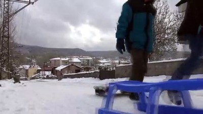 Mahalleyi kızak pistine çeviren çocukların kayak keyfi - KARS 