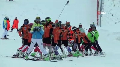  Minik kayakçılar Palandöken’de özenle eğitiliyor 