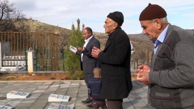 mezarlik ziyareti - PKK'nın 24 yıldır hafızalardan silinmeyen katliamı: Hamzalı (2) - DİYARBAKIR  Videosu