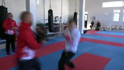 fazla kilo - Zayıflamak için başladığı karatede Balkan şampiyonu oldu - MUĞLA  Videosu