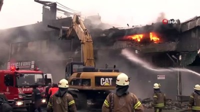  Zeytinburnu’nda yanan fabrikanın dış cephesi yıkılarak içine müdahale ediliyor 