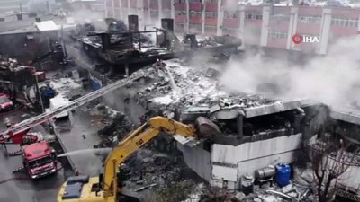  Zeytinburnu'nda yanan fabrikanın yıkım çalışmaları havadan görüntülendi 