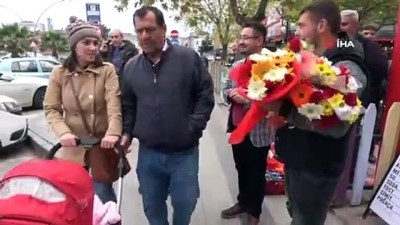 kadin polis -  Samsun'da ilginç 'uzlaşma'...Cezadan kurtulmak için sokakta bedava çiçek dağıttı  Videosu