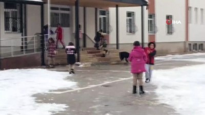  Çocuklar kar yağışının tadını kartopu oynayarak çıkardı 