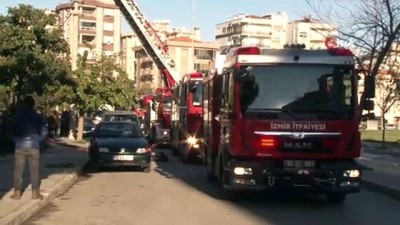  İzmir'de izolasyon çalışması yapılan binanın çatısı alev alev yandı 