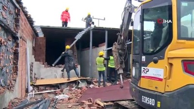 kacak yapilasma -  Kaçak olarak inşa edilen binanın yıkımı için 8. kata iş makinesini çıkardılar  Videosu