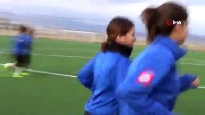 futbol takimi - Yüksekova Kadın Futbol Takımı liderliğe hazırlanıyor Videosu
