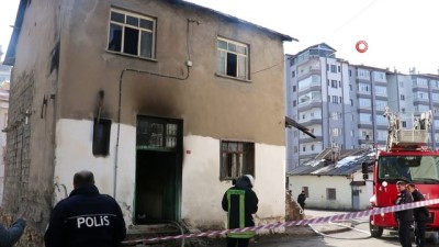  10 kişilik ailenin yaşadığı ev, çıkan yangında kullanılmaz hale geldi 