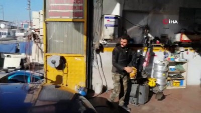 lastik tamircisi -  Canlı yayında tamir ettiği lastik patlayınca metrelerce ileri savruldu  Videosu