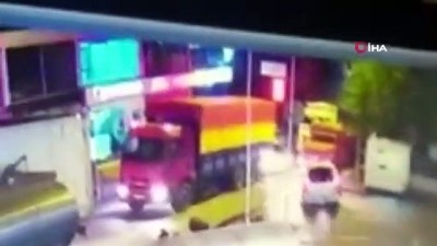 polis kovalamacasi -  ‘Dur’ ihtarına uymayan hırsızın vurulma anına ilişkin yeni görüntüler ortaya çıktı  Videosu