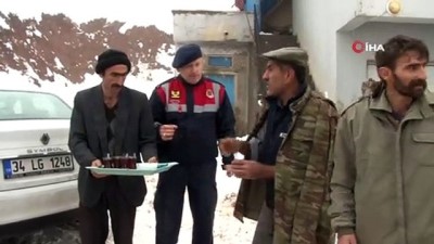 koy yollari -  Karla kapanan köy yolları 24 saat aralıksız çalışılarak açıldı  Videosu