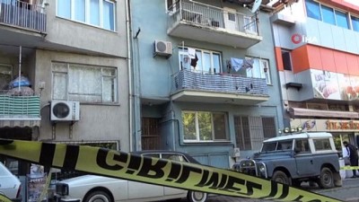 polis karakolu -  Yabancı uyruklu şahıs 2 arkadaşını yataklarında uyurken öldürdü  Videosu