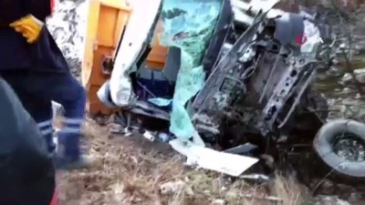 korkuluk -  Hafriyat kamyonu köprüden düştü: 1 ölü Videosu