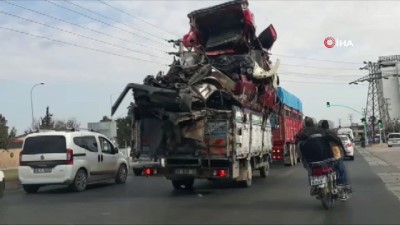  Hurda araç taşıyan kamyon trafikte tehlike saçtı 