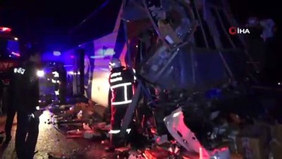 yolcu otobusu -  Kargo kamyonu ile yolcu otobüsü çarpıştı; 2 ölü 26 yaralı  Videosu